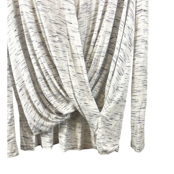 Akemi + Kin Anthropologie Long Sleeve Drapey V-Neck Cozy Shirt Grey EUC Sz M - Picture 4 of 9